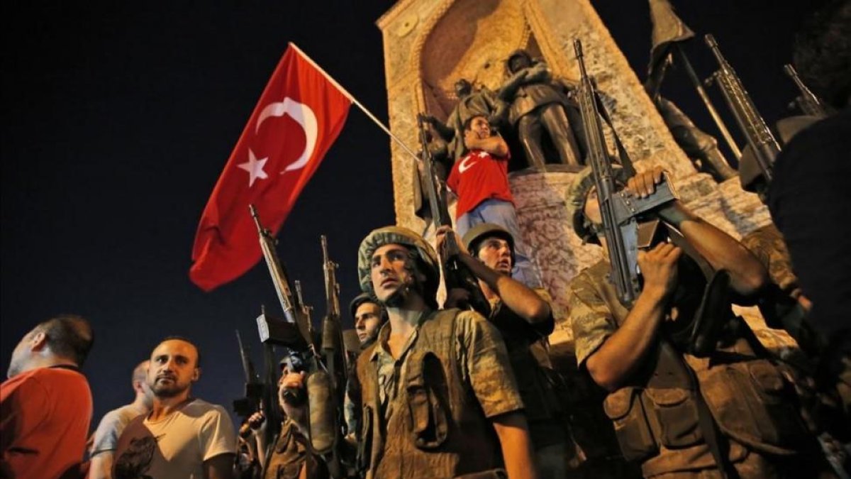 Soldados y partidarios del presidente Erdogán en la Plaza Taksim de Estambul.