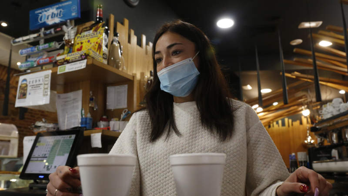 Elena Georgieva, camarera del Albany, sirviendo ayer a mediodía dos cafés para llevar. FERNANDO OTERO