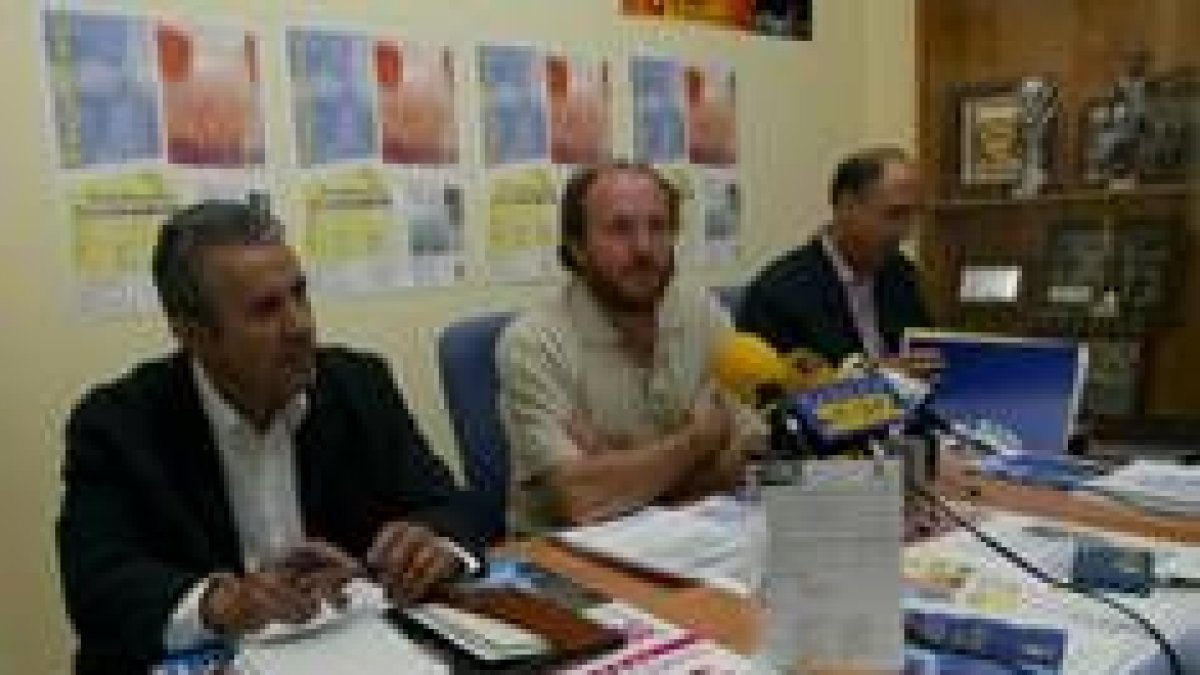 El presidente del Promesas, Tino Pérez, acompañado por los coordinadores de la Fundación blanca