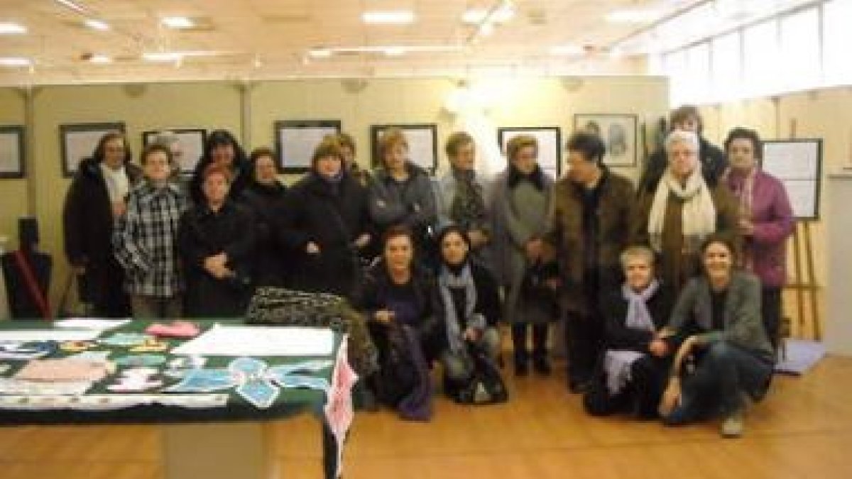 Las participantes del taller de igualdad, en la casa de cultura, con la alcaldesa de Villablino.
