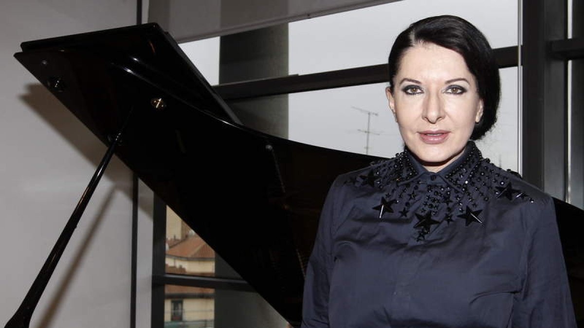 La artista Marina Abramovic, ayer, en el Real.