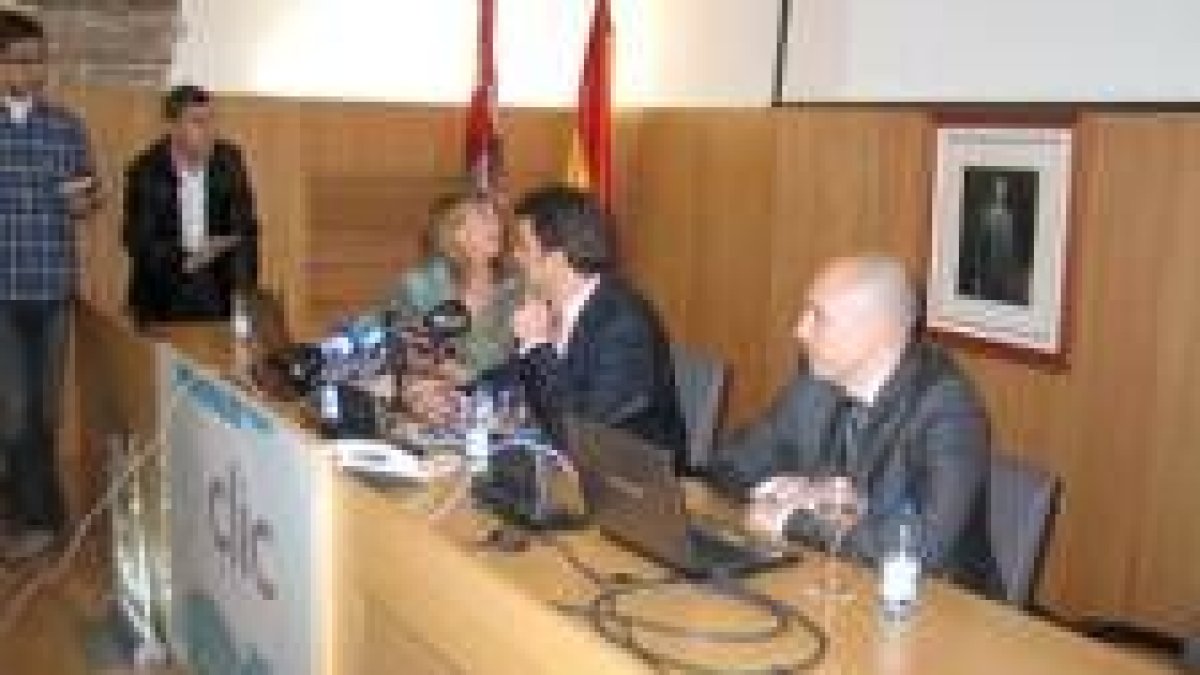 Magaz y Riesco, ayer durante la presentación de la nueva herramienta en el Museo de la Radio