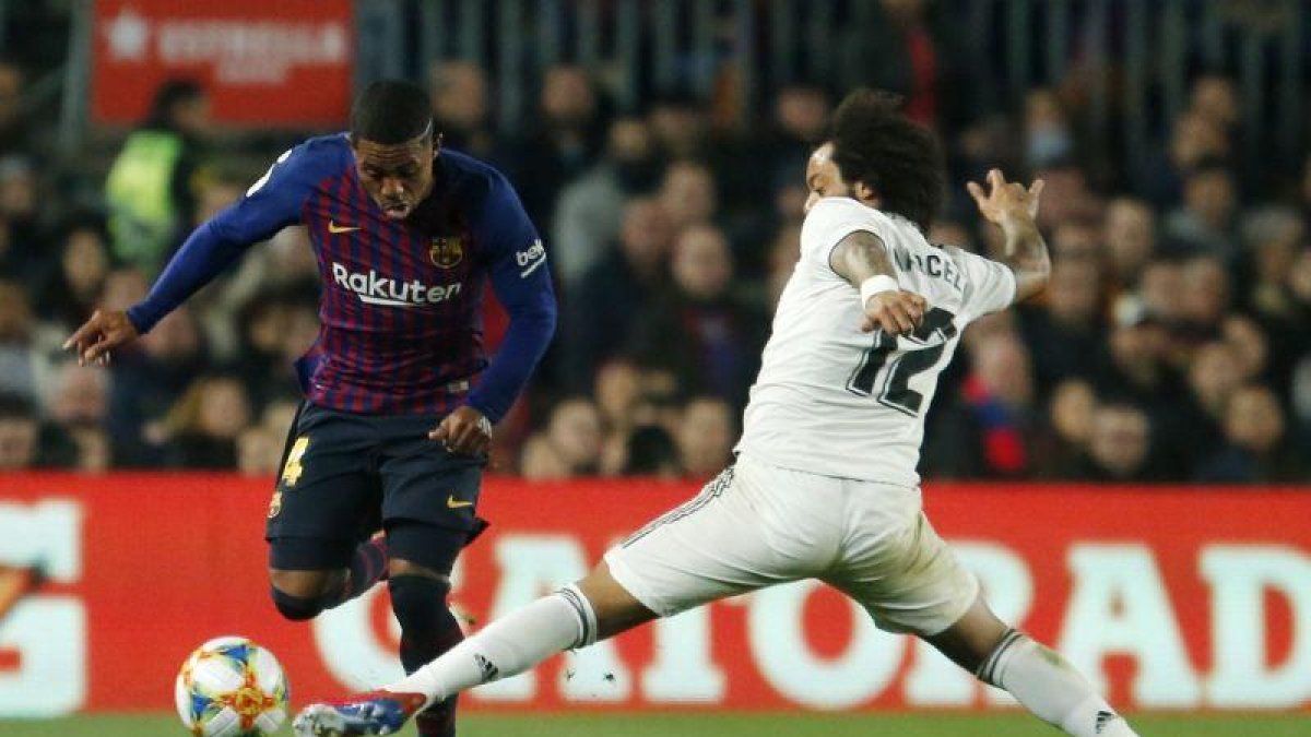 El madridista Marcelo (d) superado por Malcom en un momento del partido ante el Barça.