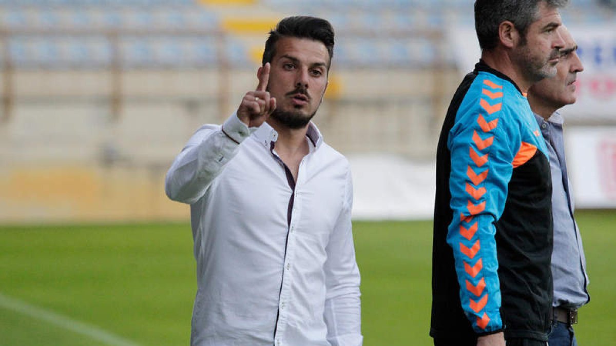 Rubén de la Barrera, durante el partido entre la Cultural y el Boiro. SECUNDINO PÉREZ