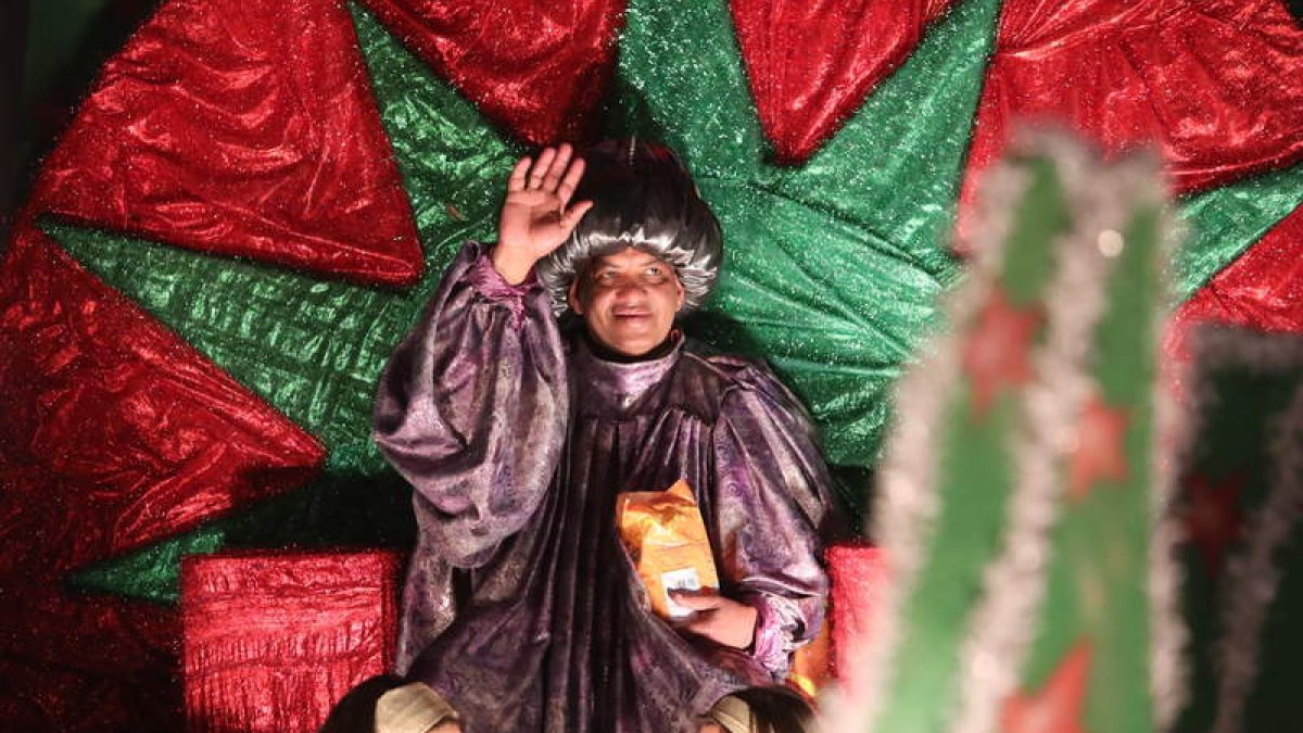 El mago Chalupa, como embajador, abría la cabalgata de los Reyes a su paso por las calles de Ponferrada, llenas de miles de niños con sus familiares. L. DE LA MATA