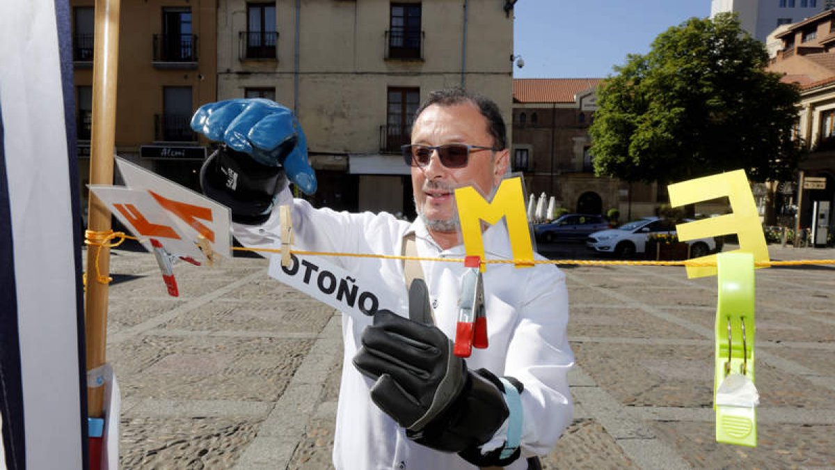 Imagen de una iniciativa de la asociación de esclerosis múltiple de León para concienciar a la ciudadanía sobre los efectos de esta enfermedad. MARCIANO PÉREZ