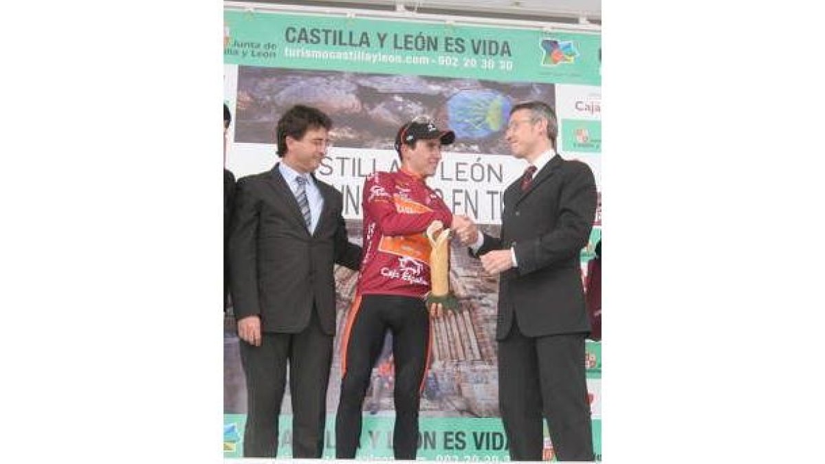 Igor Antón levanta el puño celebrando su victoria en el alto de El Morredero, a cerca de 2.000 metro
