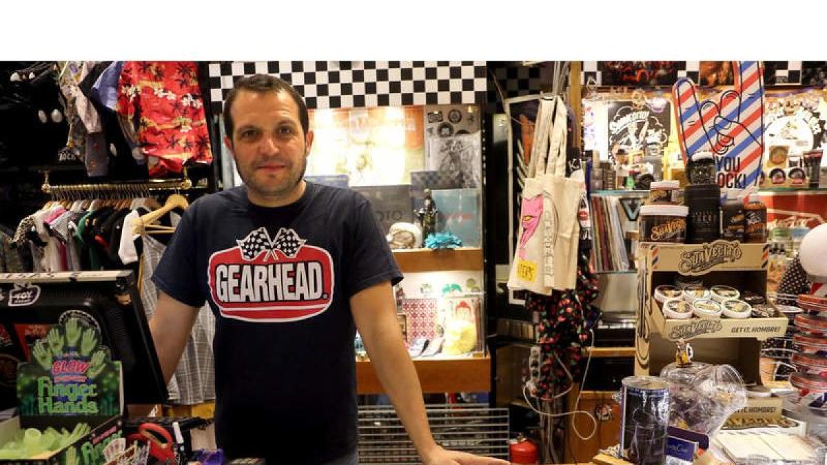 Iván Pérez, en el mostrador de Chopper Monster, con parte de los múltiples artículos que hay en el establecimiento. RAQUEL P. VIECO