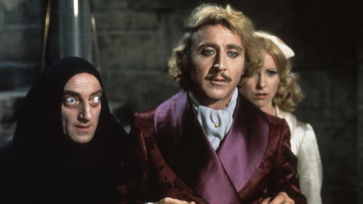 Gene Wilder, entre Marty Feldman y Teri Garr, en 'El jovencito Frankenstein'.
