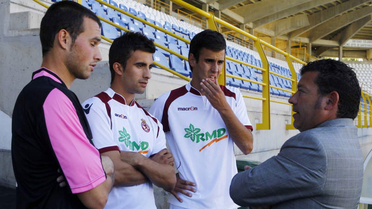El presidente de la Cultural, Javier Baena, conversa con Diego Calzado, Edgar y Esaú.