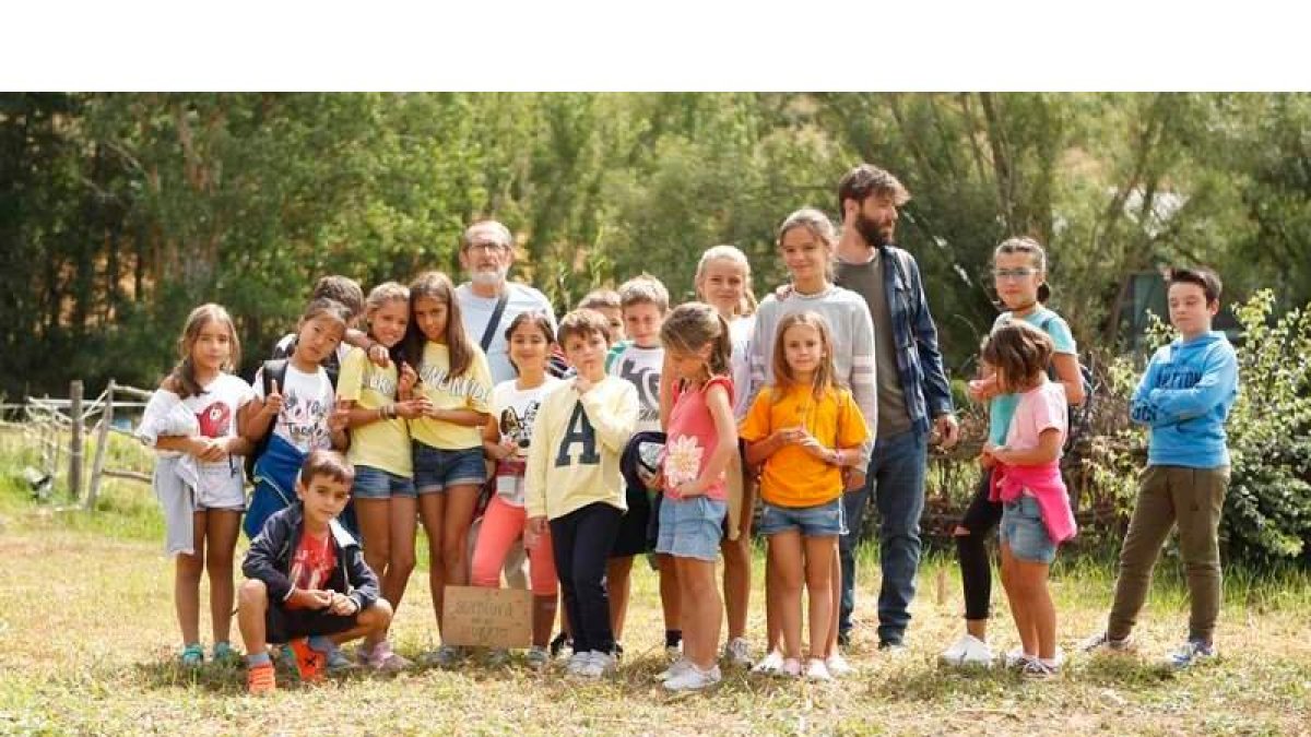 Niños, niñas y monitores, ayer en el huerto de la Fundación Cerezales dentro del taller Aventura en el Huerto. DL/FUNDACIÓN CEREZALES