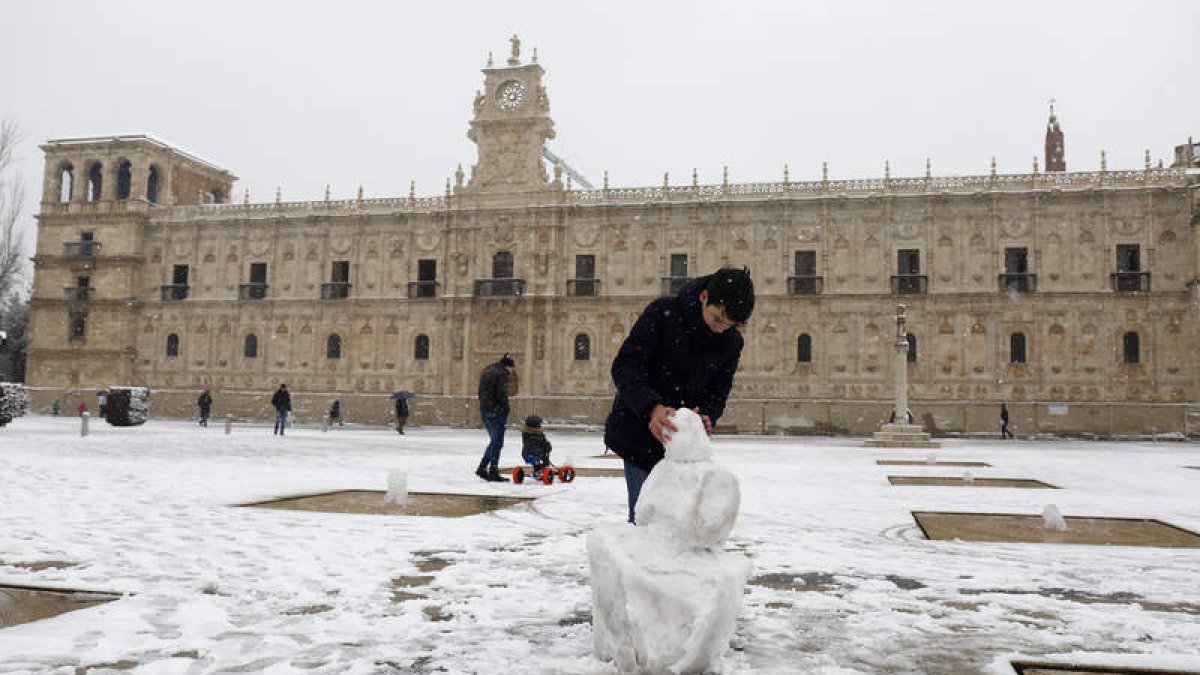 Los leoneses disfrutaron de la nieve caída durante la mañana, como en esta estampa de la plaza de San Marcos. FERNANDO OTERO