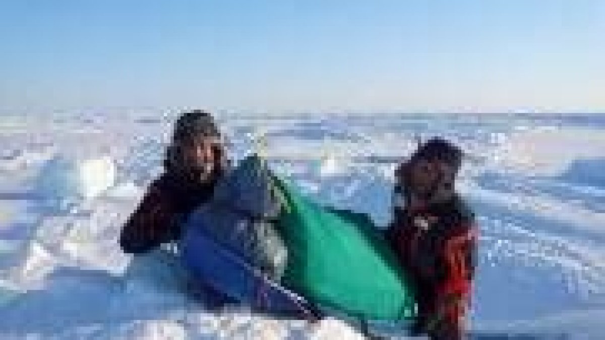 Calleja y Larramendi, con uno de los trineos que arrastraron en el Polo a lo largo de 120 kilómetros