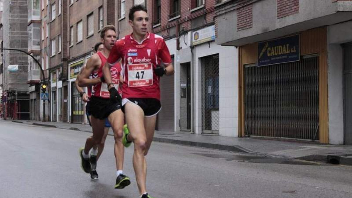Cánovas, con el dorsal número 47, encabeza la carrera disputada en La Felguera.