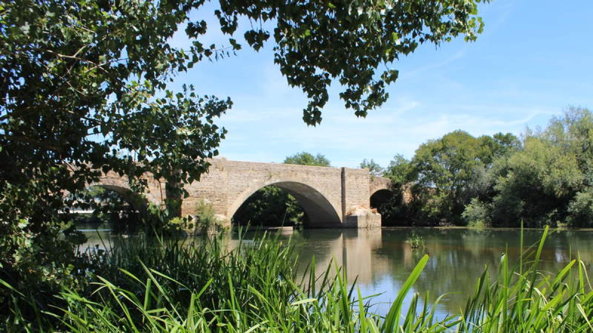 El puente de La Vizana, en Alija del Infantado, es una de las señas de identidad de la localidad que hoy acoge una romería.