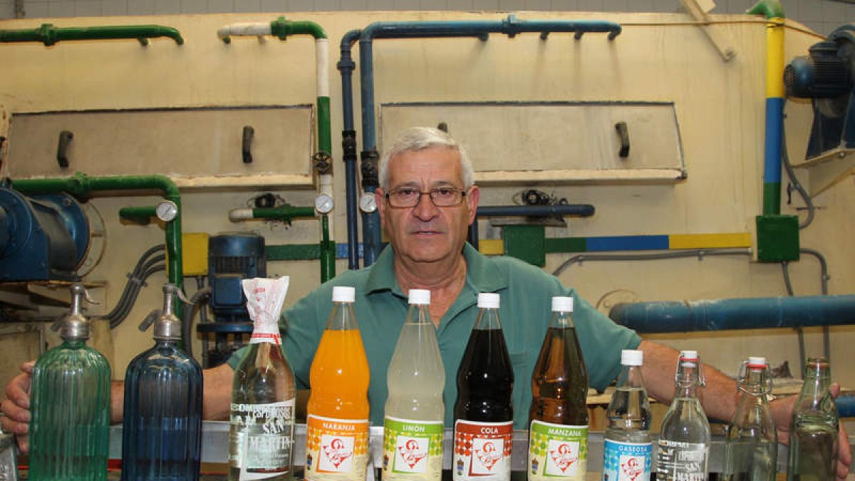 Sobre estas líneas, en la primera fotografía, Luis San Martín posa junto a una decena de botellas históricas de gaseosa. Debajo, Aniceto López, en su fábrica de Quintana de Fuseros.