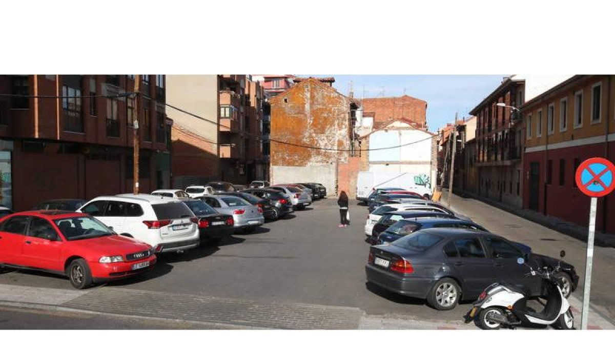 Hace 20 años se pagaron y expropiaron cuatro parcelas, pero aún quedan otras 25 pendientes, 22 de ellas edificadas, pero apenas un tercio habitadas. RAMIRO