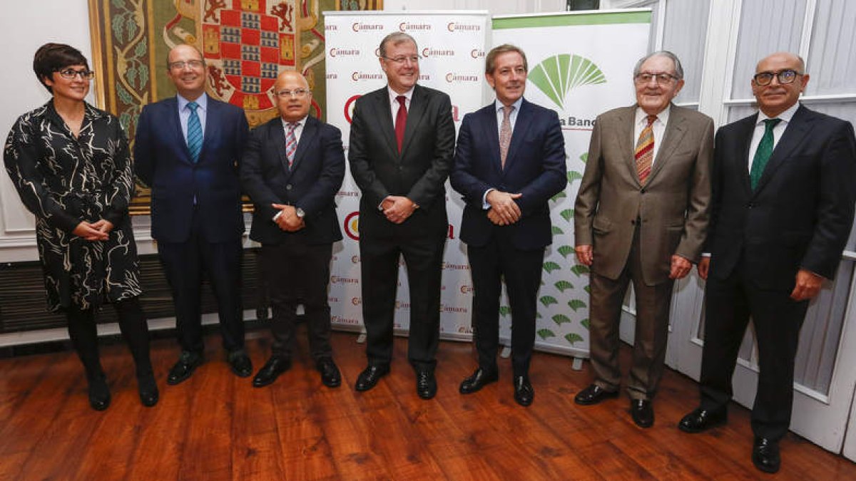 Los premiados, con las autoridades y los organizadores de los Premios a la Exportación. CAMPILLO