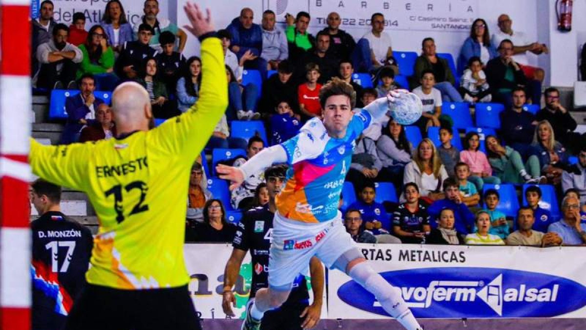 El Ademar pretende seguir con la tendencia positiva tras lograr su primer triunfo en Liga la anterior jornada ante Sinfín. DG AUDIOVISUALES