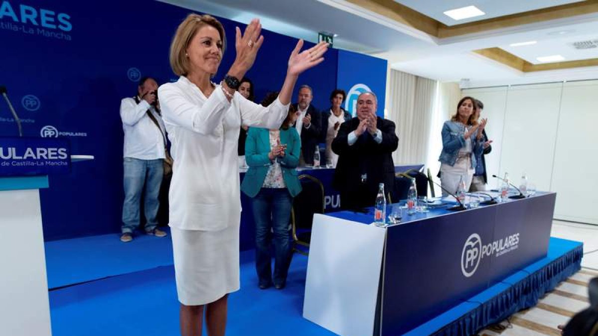 María Dolores de Cospedal saluda a sus compañeros de directiva en su adiós. ISMAEL HERRERO