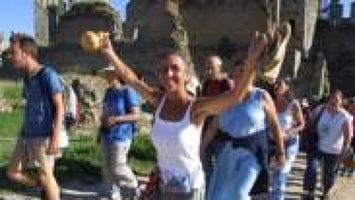 Una mujer pacifista canta y alza los brazos durante la ceremonia