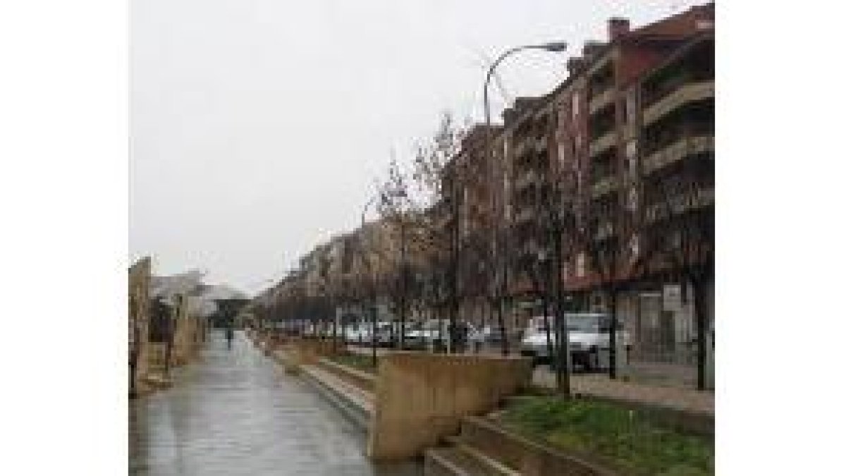 La avenida de las Murallas cuenta con una amplia zona de estancia y paseo