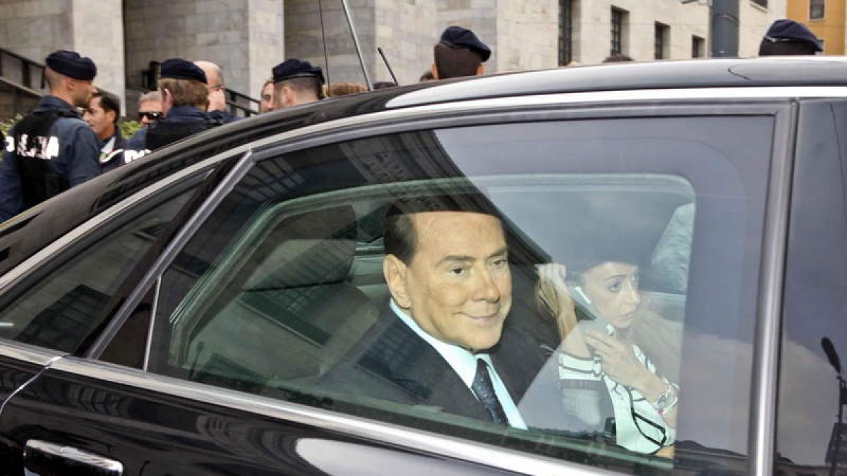 Berlusconi y su asistenta personal abandonan la Corte de Milán.