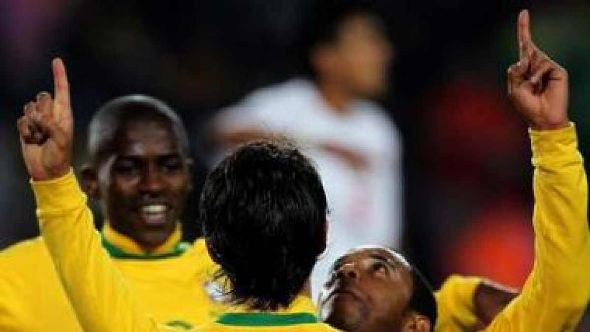 Los jugadores brasileños felicitan a Robinho, detrás, que eleva los brazos al cielo.