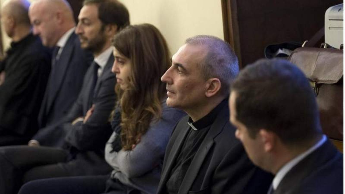 Vallejo Balda y el resto de procesados, durante el juicio, el pasado verano. DL