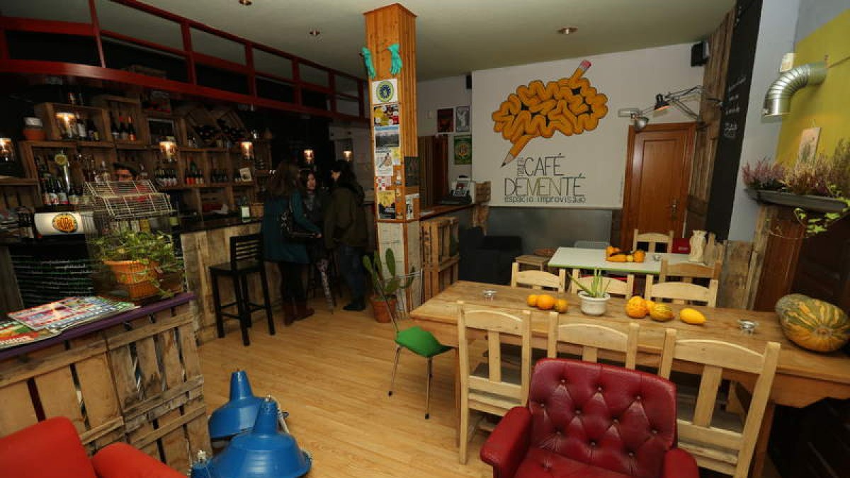 En la imagen de arriba, una panorámica del interior de esta cafetería-tetería. Abajo, la entrada principal, que rompe totalmente con el esquema de la calle donde se ubica.