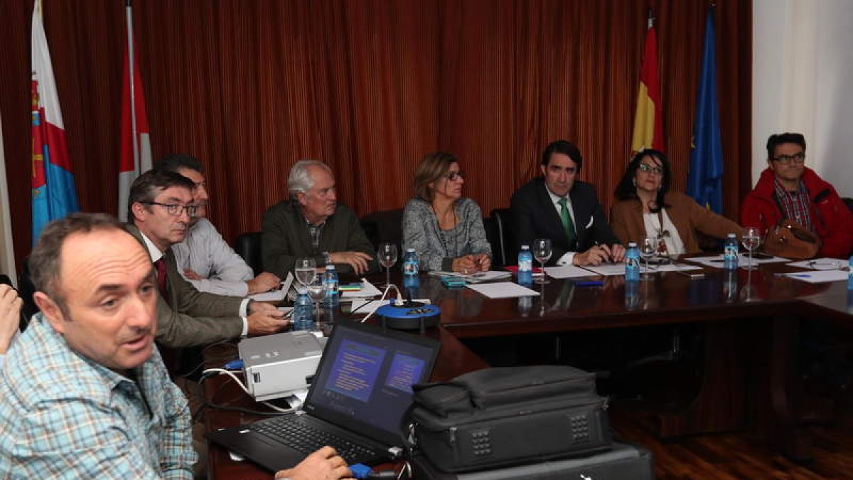 El consejero entre la alcaldesa de Fabero y la subdelegada del Gobierno, con otras autoridades. L. DE LA MATA