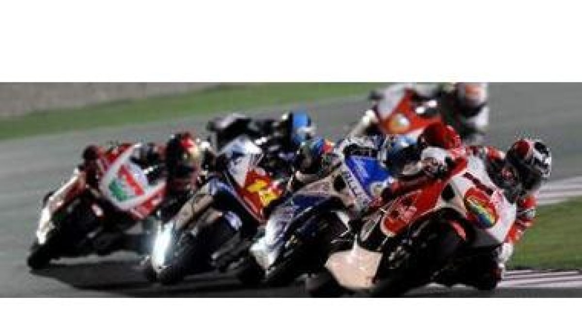 El piloto español Héctor Barberá lidera un grupo de corredores en el Gran Premio de Qatar categoría