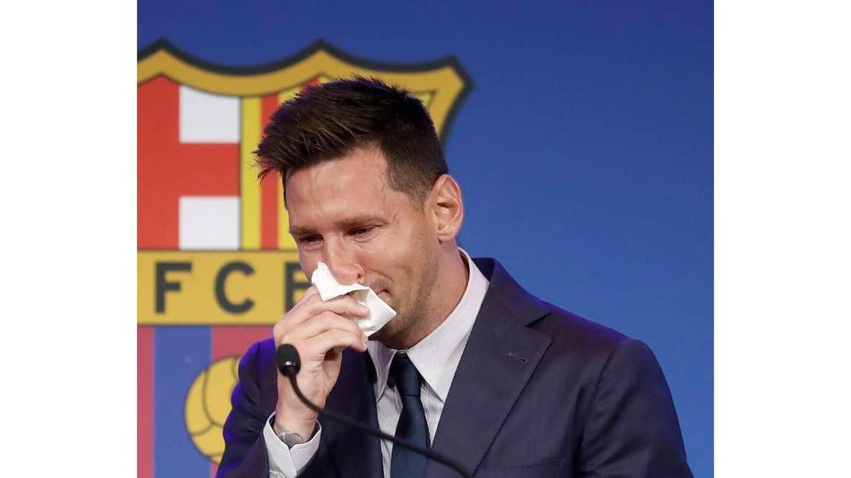 Messi, se emocionó durante su comparecencia para explicar su versión sobre su marcha. ANDREU DALMAU