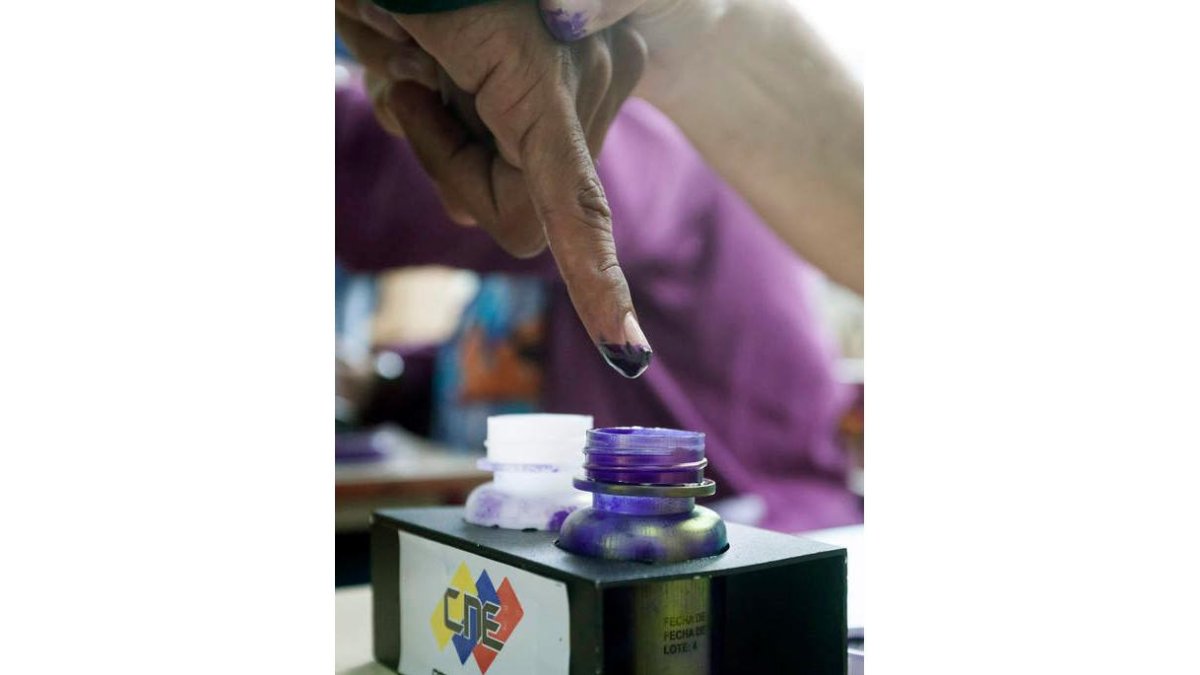 Un dedo marcado tras ejercer el derecho al voto.