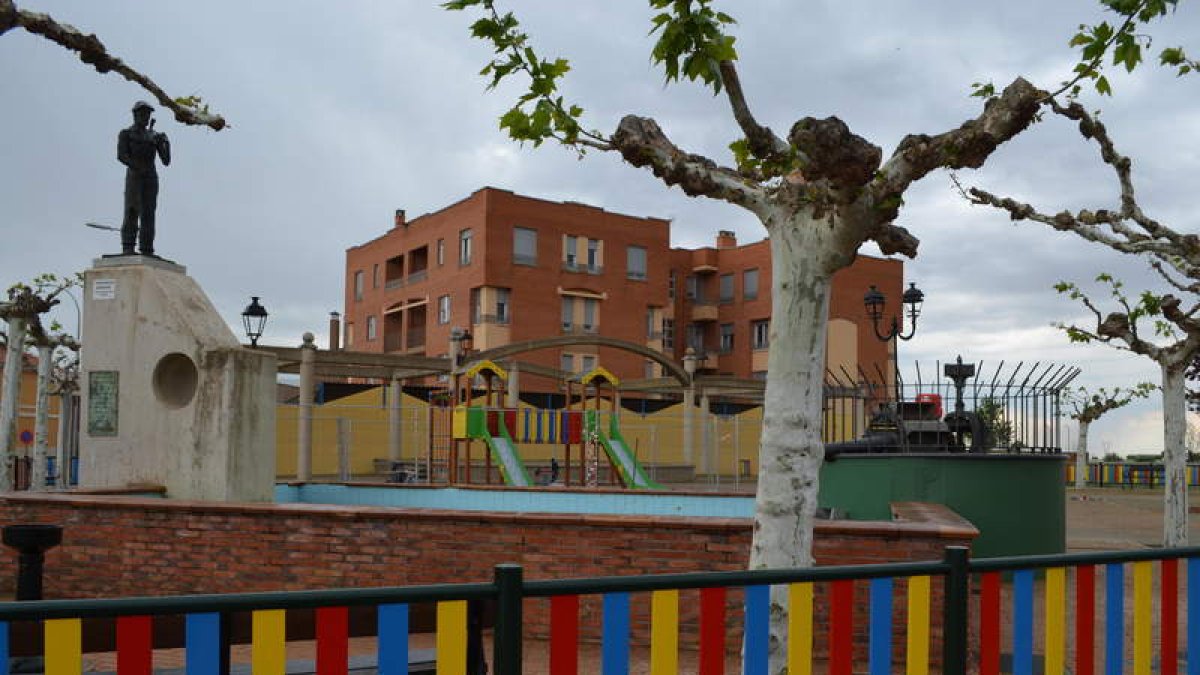 La plaza del Labrador ya tenía ayer el aspecto de un parque infantil. MEDINA