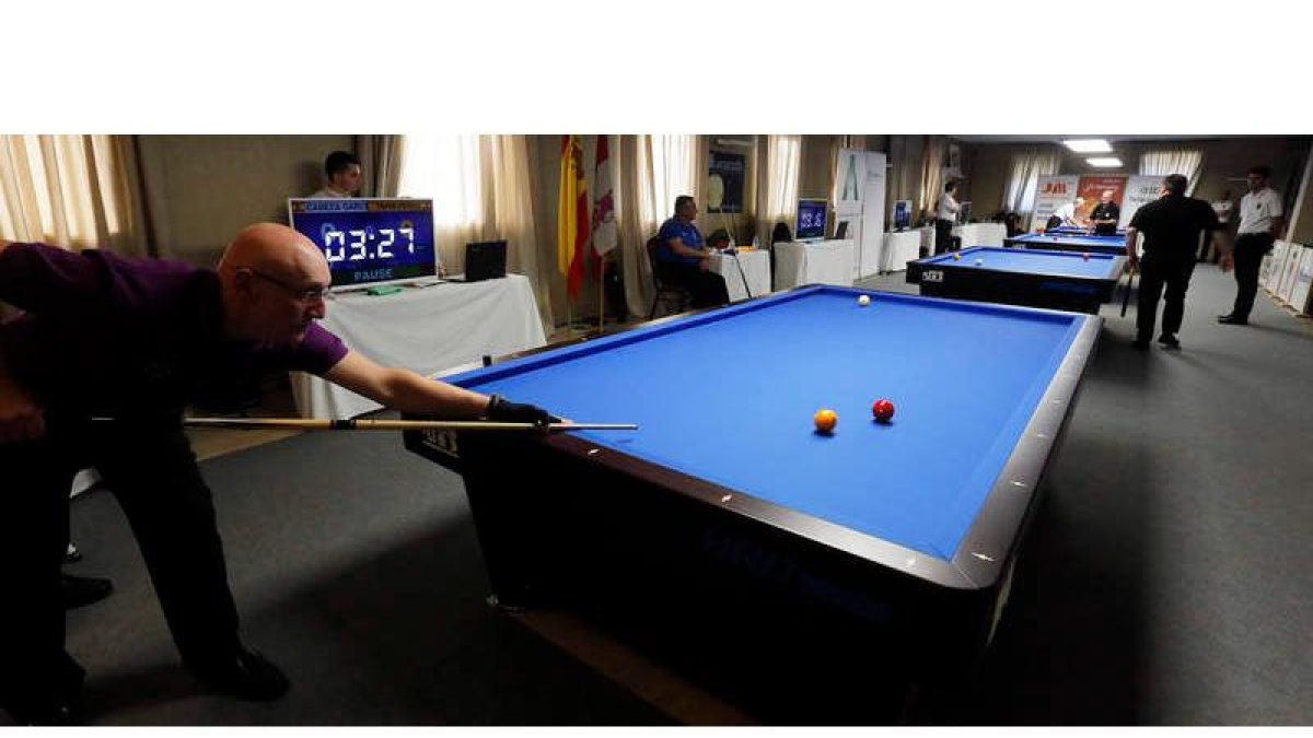 El campeonato que se celebra en Astorga reúne a los mejores jugadores de billar. MARCIANO PÉREZ