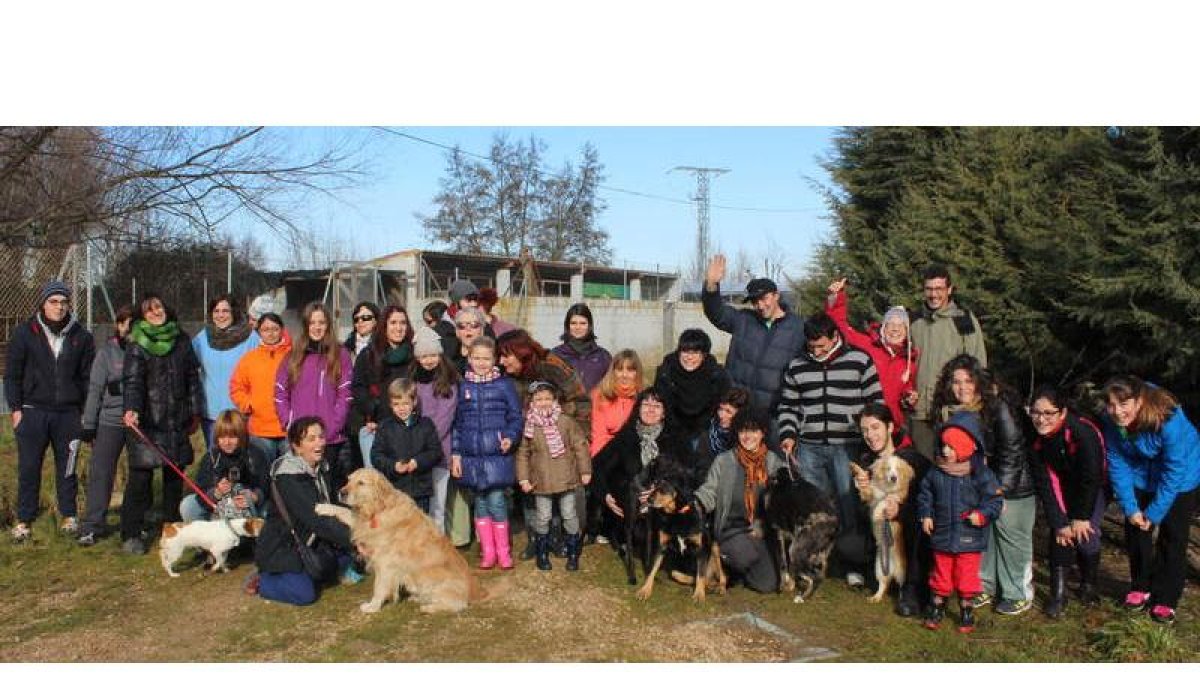 Más de sesenta personas se convirtieron en los reyes magos de los perros, a los que llevaron regalos y cariño.