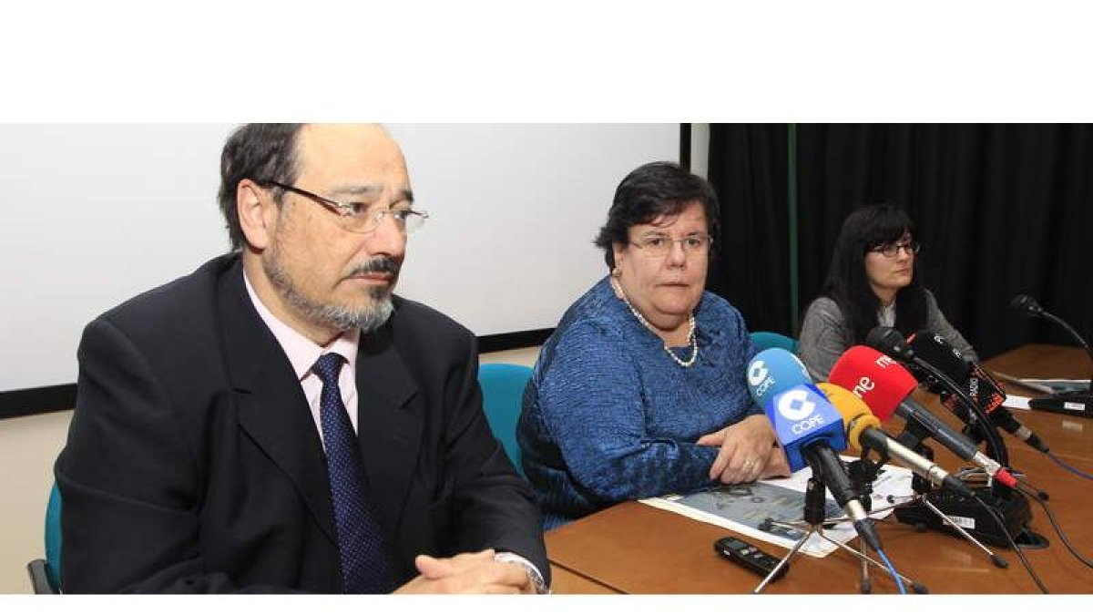 Miguel Nava y Mercedes Fernández y Sara Casas, ayer en el campus.