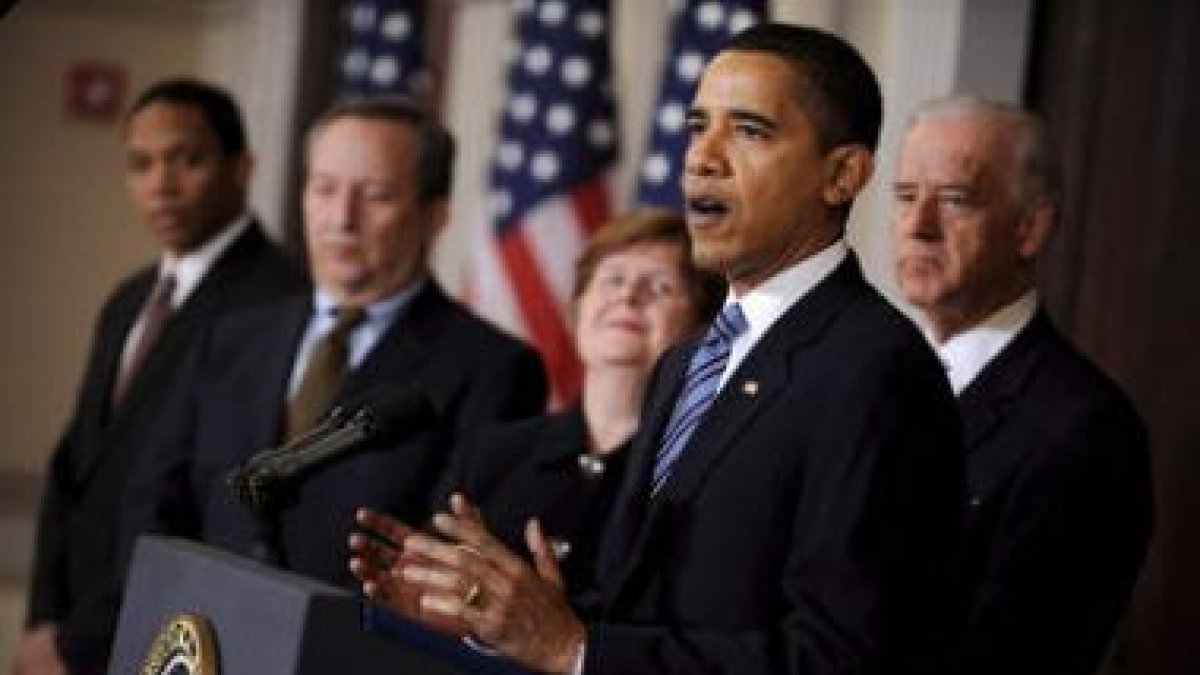 Obama pronuncia un discurso sobre el primer presupuesto de su mandato ayer, en la Casa Blanca