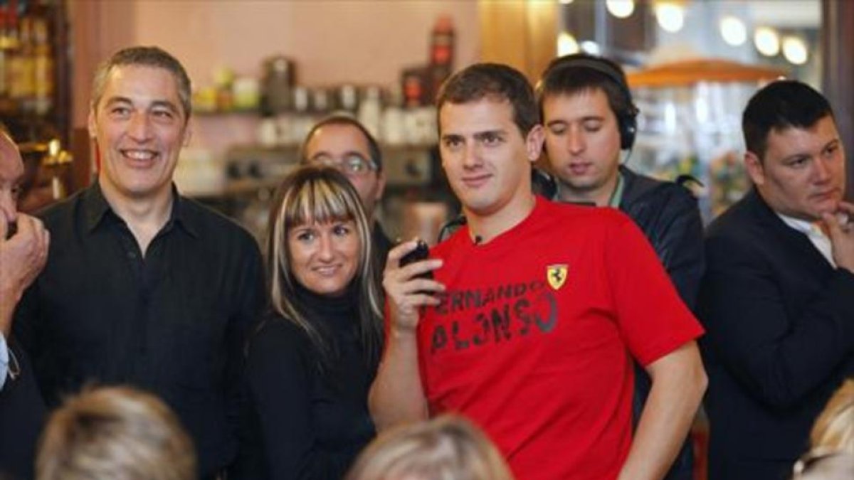 El presidente de Ciudadanos, Albert Rivera, junto a su exjefa de prensa, Imma Lucas, en un acto en Mataró en el 2010.