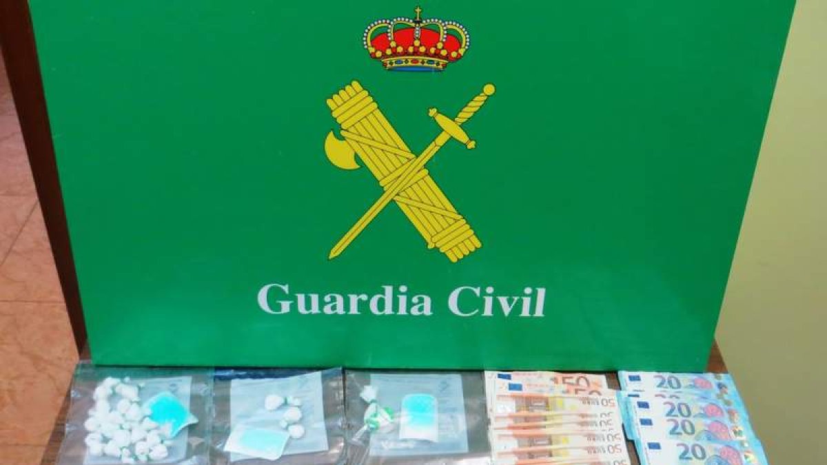 Imagen facilitada por la Guardia Civil de la cocaína incautada en la operación. DL