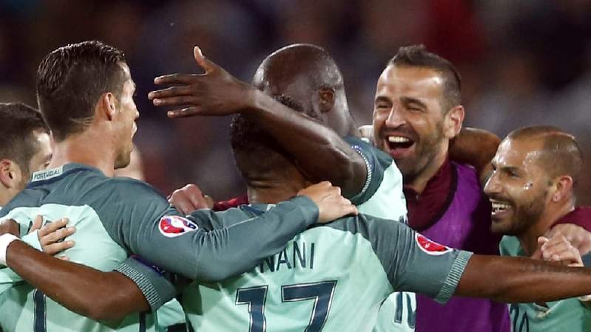 Los jugadores portugueses, con Cristiano a la cabeza, celebran el gol del triunfo. ROLEX DELA PENA
