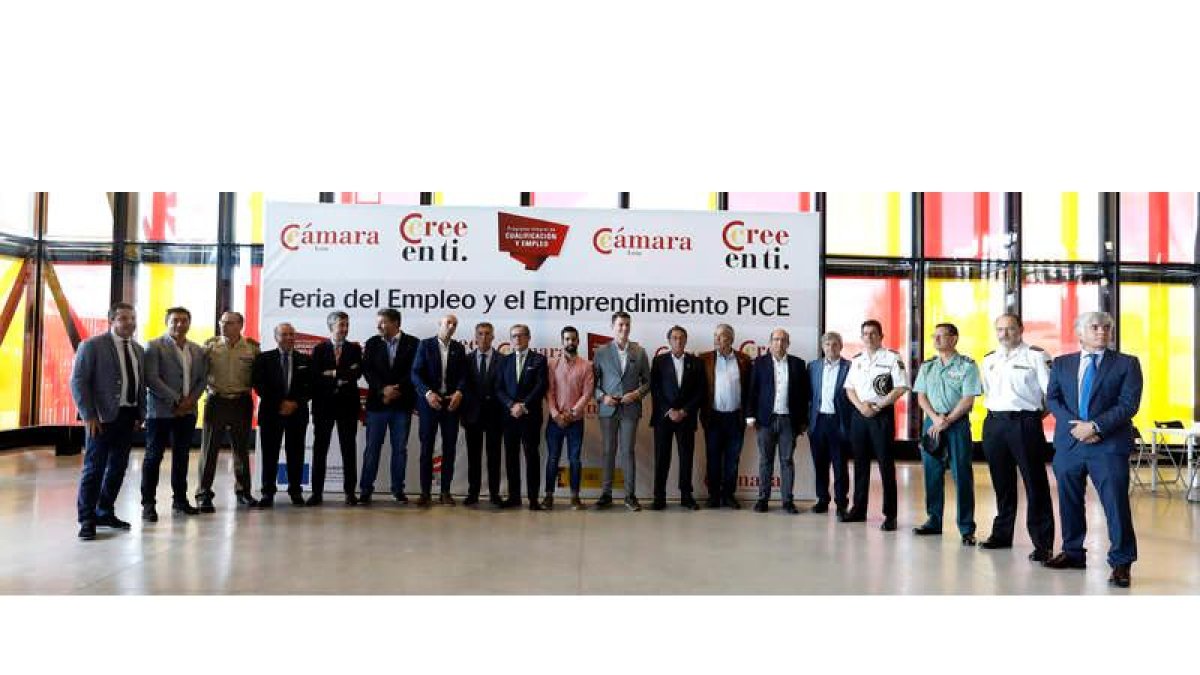 Representantes de todas las instituciones y entidades colaboradoras en la organización de la segunda Feria del Empleo y el Emprendimiento. MARCIANO PÉREZ