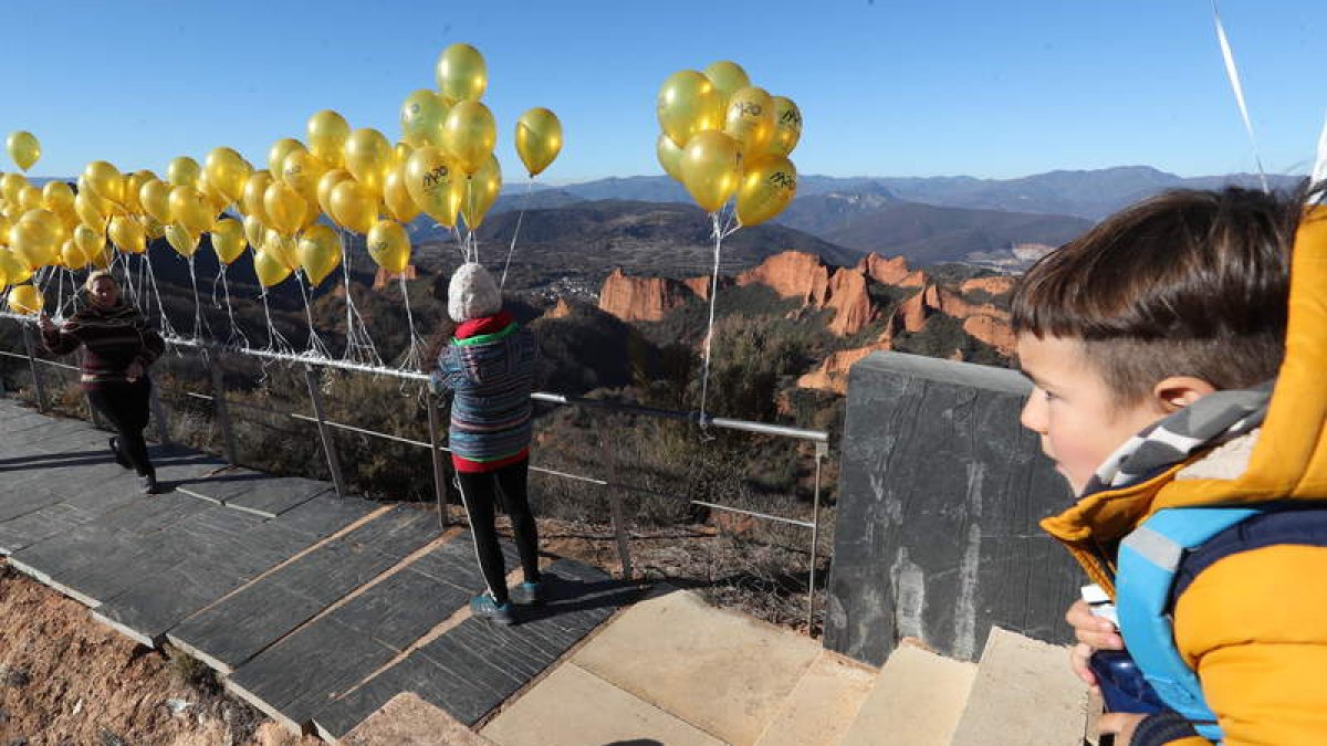 Una suelta de globos precedió a la presentación de un monolito en el mirador de Orellán. ANA F. BARREDO