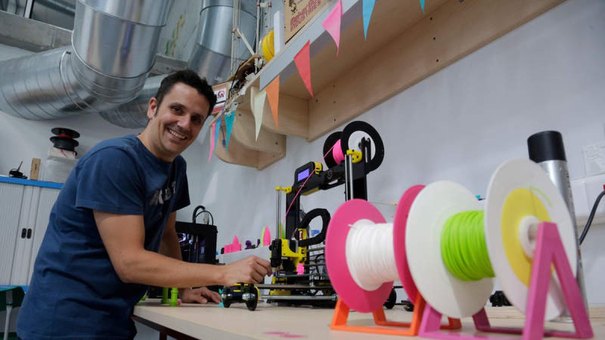 Pablo Núñez, emprendedor que utiliza el espacio y la tecnología del fablab, que está en San Andrés del Rabanedo. SECUNDINO PÉREZ