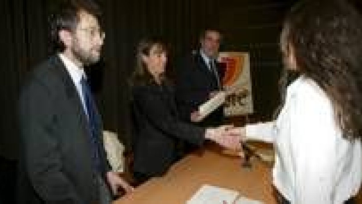 Gema Cabezas entrega el diploma a uno de los alumnos