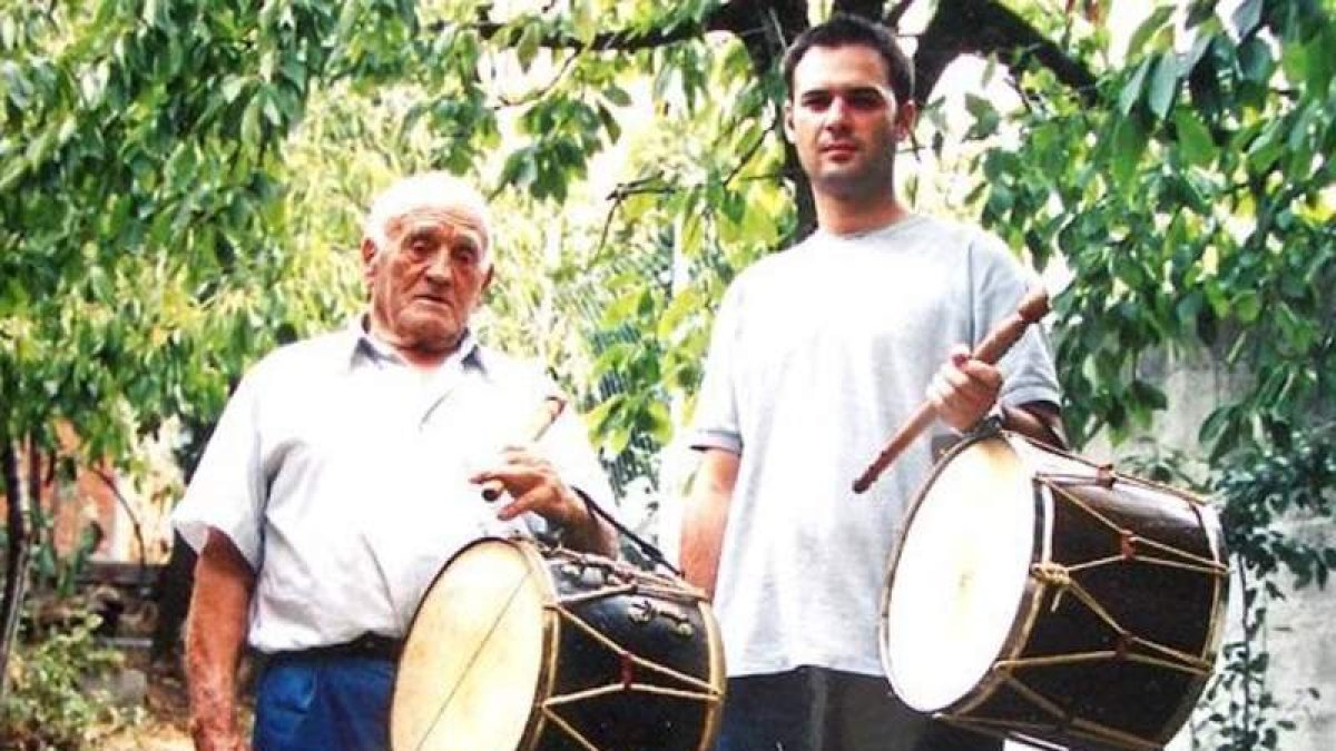 El maestro Adelino Rodríguez, con Luis Mondelo. L. M.