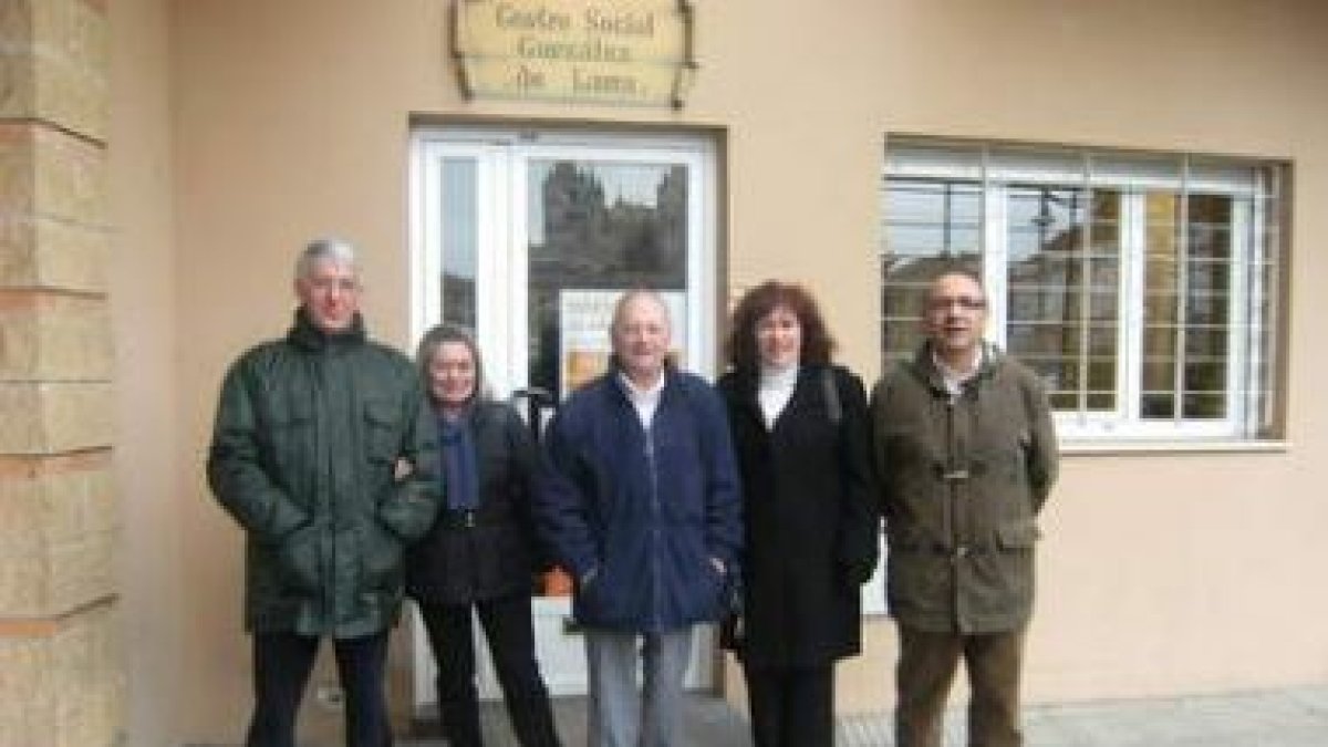 Los concejales del PP con los representantes vecinales de La Palomera.