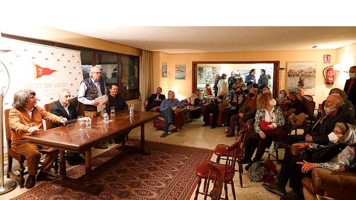 La exposición de Jesús Martínez del Cerro se presentó ayer en el Casino de León Club Peñalba de Alfonso V. MARCIANO PÉREZ
