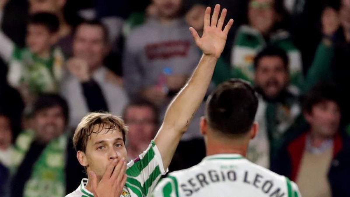 Canales celebra su gol ante Olympiacos. JULIO MUÑOZ